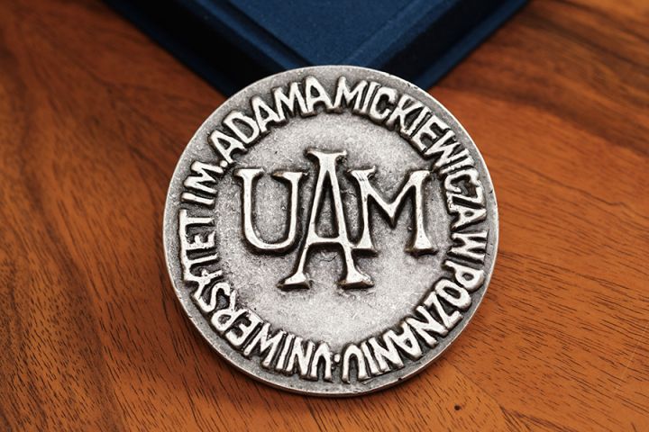 Medal-Uniwersytetu-im.-Adama-Mickiewicza-w-Poznaniu-rewers